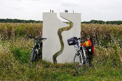 Kunst am Grünen Band zwischen Goslar-Vienenburg/Wiedelah (Niedersachsen) und Osterwieck-Suderode (Sachsen-Anhalt) auf der Strecke zwischen Wiedelah und Suderode. – Die Kunstinstallation „Begegnung“ entstand 2010 im Rahmen eines Kunstwettbewerbs. Künstler: Detlef Kiep, Nicole Mentner und Anna Kölle. Das Denkmal liegt direkt am Radweg „Grünes Band Deutschland“, der ehemaligen innerdeutschen Grenze. (Der zweite Teil des Denkmals, das fehlende Stück in der Mitte, befindet sich in Blickrichtung hinter dem Feld.)