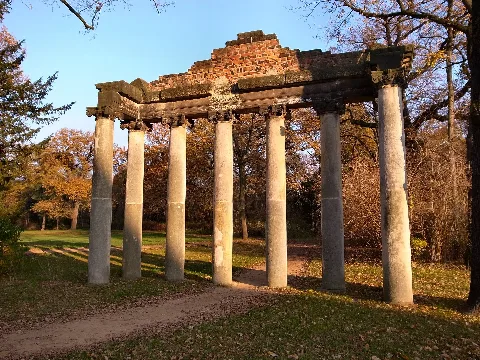 Dessau, Georgium, Die Römische Ruine (Die Sieben Säulen)
