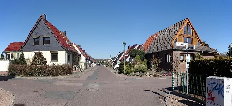 Dessau-Roßlau, Ortsteil Törten. Blick in den Drosselweg, Ecke Am Hang, Dohlenweg in der Vogelsiedlung.