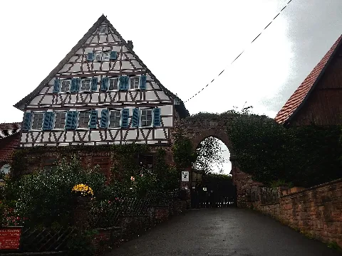 Die Burg Mit Zwinger Und Doppelter Stadtmauer, Romanischer Torbogen Um 1250 Erbaut, 1325 Abgebrannt, 1562 An Reformator Brenz Verliehen, 1648 Von Den Renchingen Als Adelssitz Bewohnt. Panoramio