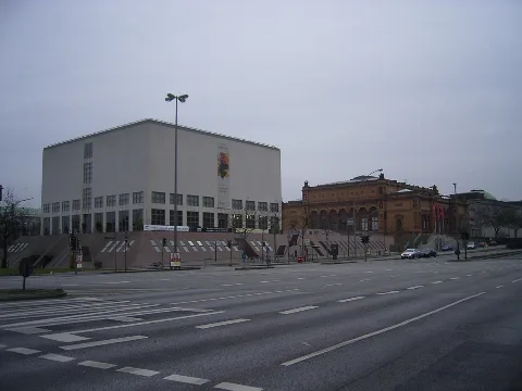 Die drei Ausstellungshallen der Hamburger Kunsthalle in Hamburg-Altstadt. In der Mitte der Altbau von Georg Theodor Schirrmacher und Hermann von der Hude, rechts der Anbau von Fritz Schumacher und links der Neubau von Oswald Mathias Ungers für die Galerie der Gegenwart.This is a photograph of an architectural monument.It is on the list of cultural monuments of Hamburg, no. 390.