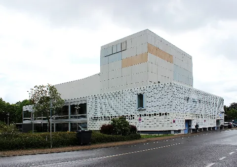 Dillingen, Landkreis Saarlouis, Saarland: Stadthalle, Pachtener Straße 1, errichtet 1957-62 nach Plänen von K.Hoffmann, E. Klein, K. Baldauf. Einzeldenkmal in der Denkmalliste des Saarlandes.