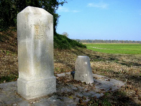 Distanzstein V Stunden Von Bern 01 08