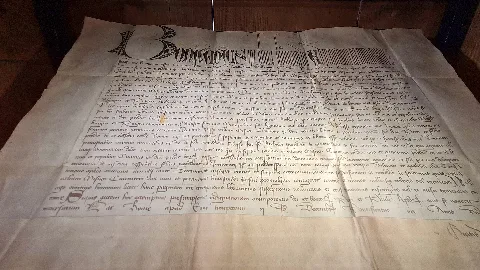 Urkunde von 1399 im Dommuseum Meißen: Auf Bitten des Meißner Markgrafen Wilhelm I. (1343-1407) befreite befreite Papst Bonifaz IX. das Bistum Meißen von der Aufsicht der Erzbischöfe von Magdeburg und unterstellte es direkt der Kurie in Rom.