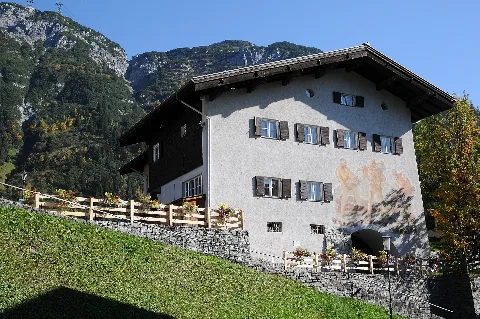 Dorf 16 Lech, Alte Volksschule