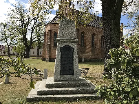 Dorfkirche Kablow Denkmal Weltkriege Rückseite