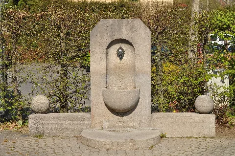 Dornholzhausen, Lindenallee, Brunnen