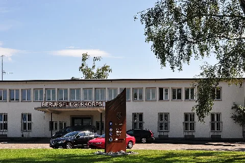 Dübendorf (Wangen Brüttisellen) Flugplatz Ehemaliges Aufnahmegebäude Zivilflugplatz, Dübendorfstrasse 2011 09 01 15 02 44