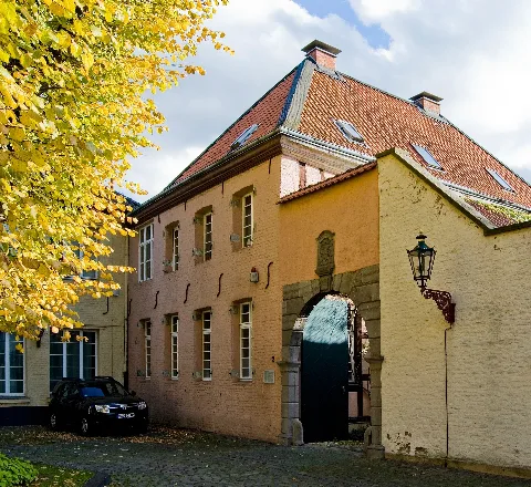 Düsseldorf, Kaiserswerth, Suitbertus Stiftsplatz, 2011 10 Cn 02