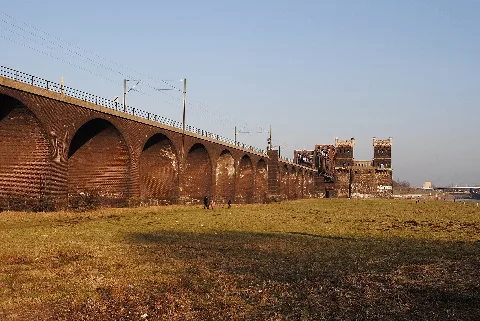 Duisburg, Hochfelder Eisenbahnbrücke, 2011 01 Cn 02