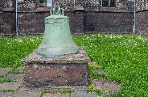 Duisburg, Meiderich, Alte Glocke, 2012 06 Cn 02
