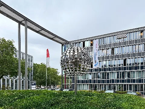 Edelstahlskulptur "Global" vor dem Bürogebäude Überseering 10, City Nord, Hamburg-Winterhude. Aufgestellt 2005, geschaffen von Uwe Ludwig (* 1963) und Marcus Linke (Architekt).
