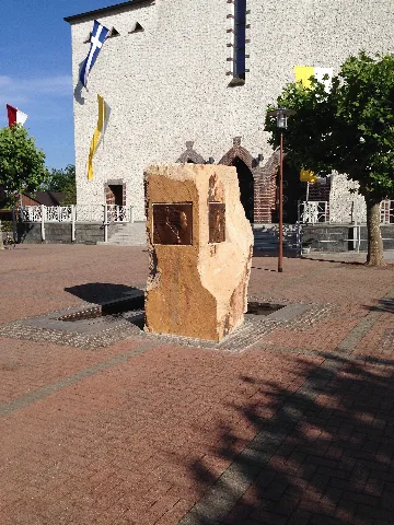 Edith Stein Stehle Vor Der St. Laurentius Kirche In Schifferstadt