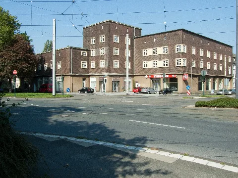 Ehemalige Krupp’sche Konsumanstalt, Leimgardtsfeld 24–28 / Stolbergstraße 67. Denkmal Nr. 622 in der Liste der Baudenkmäler der Stadt Essen, Essen-Borbeck, Stadtbezirk IV, in Nordrhein-Westfalen.