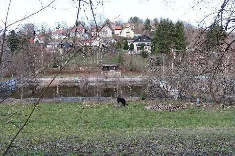 Ehemaliges Schwimmbad Im Haseltal Suhl Mit Gebäude Des Windewegs Im Hintergrund 2023 04 07