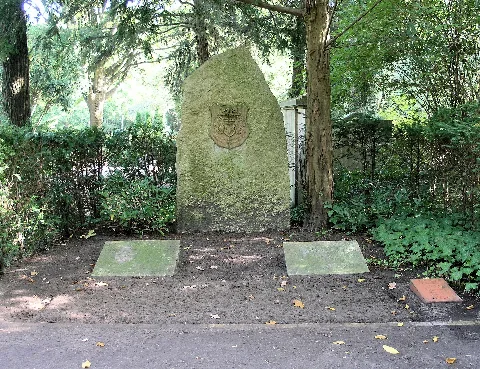 Ehrengrab Bergstr 38 (Stegl) Ehrenfried Günther Freiherr Von Hünefeld