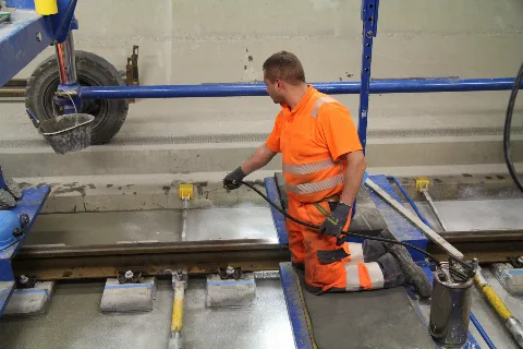 Einbau Der Bahntechnik Im Gotthard Basistunnel (6883310270)