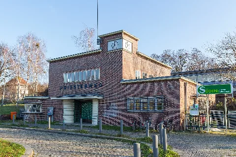 Eingangsgebäude Des S Bahnhofs Priesterweg 20151229 92