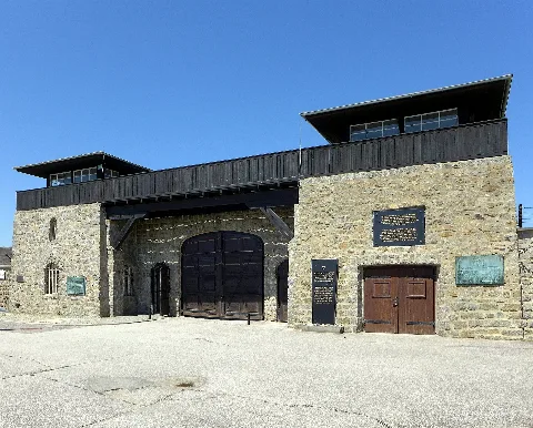 Eingangsgebäude Mit Haupttor Kz Mauthausen 2014