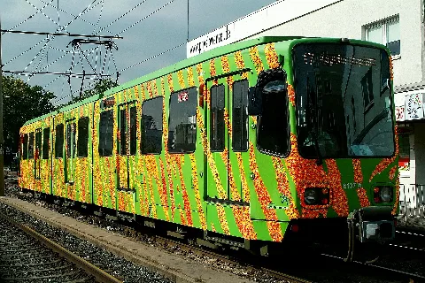 Einzelwagen Tw 6107 B Der Üstra Hannoversche Verkehrsbetriebe Ag Mit Preisetiketten Der Schwarmkunstaktion Strich Code