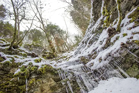 Eisige Felsen Voller Eiszapfen In Der Wutachschlucht