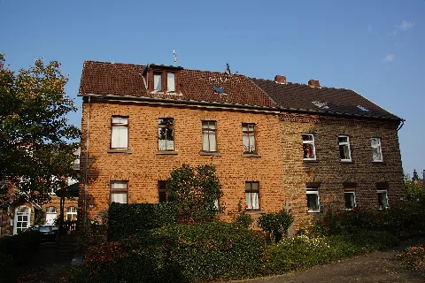 Erstes Schulgebäude in Heisterbacherrott, erbaut 1848. Im Erdgeschoss wohnte die Lehrperson und im oberen Stockwerk befand sich der Klassenraum, Oelbergstraße, rechtes Gebäude ist das Pastorat, http://www.bergregion.de/museum/historie/data_akt.php?auswahl=2279&suche=&reihe=-1984-2279-3097-3096-3098-3099-3100-3101-3102-3103