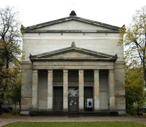 Elisabethkirche, Kirche vor dem Rosenthaler Tor, am östlichen Ende der Invalidenstraße (Nähe Brunnenstraße) in Berlin-Mitte, die größte von vier Vorstadt-Kirchen, die Schinkel im Auftrag Friedrich-Wilhelms III. entworfen hat (die anderen sind Johanniskirche in Moabit, Nazarethkirche in Wedding und Paulskirche in Gesundbrunnen); der restaurierten Elisabethkirche fehlt der alte Schriftzug am Portikus (über den Pfeilern): Des Herrn Wort bleibet in Ewigkeit (1. Petrus 1, 25)