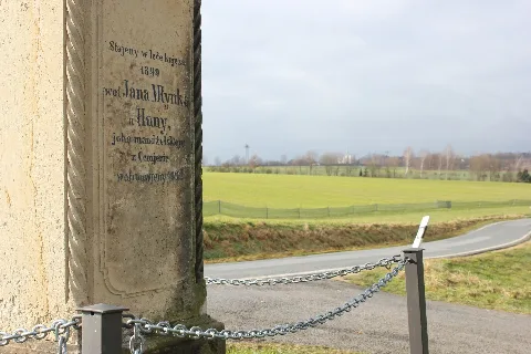 Swjaty křiž při puću z Ćemjerc do Budyšina, zadna strona. Napis: "Stajeny w lěće knjeza 1899 wot Jana Młynka a Hany, jeho mandźelskeje z Ćemjeric, wobnowjeny 1991"