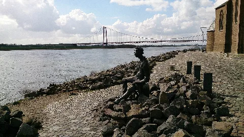 Emmerich Sitzende Statue Am Rheinufer Mit Blick Auf Rheinbrücke