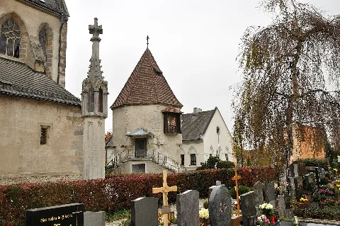 Enns Lorch Lichtsäule Karner Severinhaus Friedhof