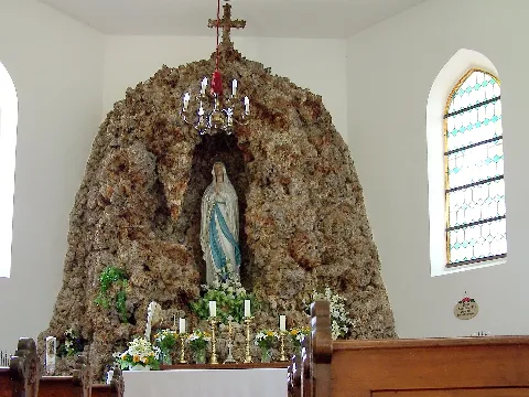 Ergoldsbach Bergkapelle Innenraum Lourdesgrotte