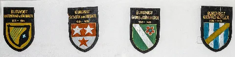 This is a photograph of a cultural monument.It is on the list of cultural monuments of Erlenbach bei Dahn. Depicted part: Coat of arms collection of the bailiffs of Berwartstein Designation: Monument zone Berwartstein Castle Construction time: 12th century Description: First mentioned in the 12th century, ruin since 1591, expanded in the late 19th century for residential purposes. Upper castle partially carved out of the rock, about two storeys high Staufian, third floor with towers and balconies from the end of the 19th century. The core of the lower castle is the medieval so-called great hall. Remains of the ring wall and one of the four flanking towers are preserved. Outer bailey late 15th century. Place: Municipality Erlenbach bei Dahn, Collective municipality Dahner Felsenland, District Südwestpfalz, Rhineland-Palatinate, Germany, Europe Location: Burg Berwartstein (south above the village) House number: 1