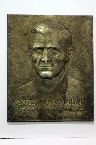 Ernst Schneller Büste Kz Sachsenhausen Denis Apel