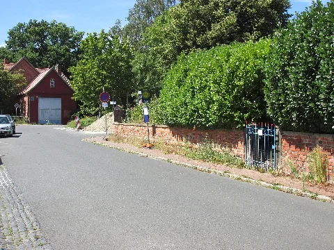 eine Ersatzhaltestelle für die Bushaltestelle Am Steinweg in der Straße Am Ronnenberger Feld in Benthe für die Fahrtrichtung Gehrden