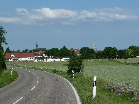 Blick von Westen auf Essingen. Essingen ist eine Ortsgemeinde im Landkreis Südliche Weinstraße in Rheinland-Pfalz.
