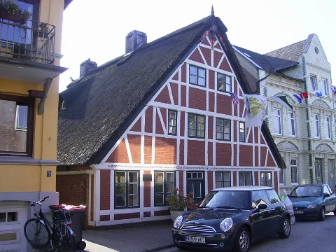 Fachwerkaus von 1817 am Auedeich in Finkenwerder.This is a photograph of an architectural monument.It is on the list of cultural monuments of Hamburg, no. 375.