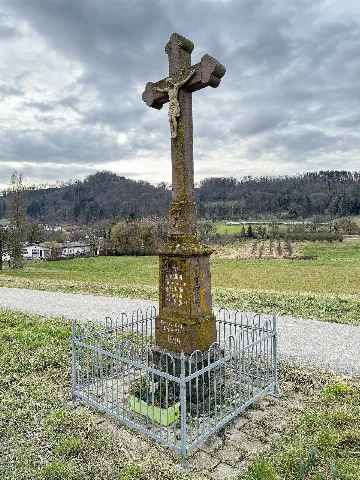 Inschrift: O ihr Alle, die ihr hier vorübergeht Seht, ob ein Schmerz dem meinigen gleicht Erbaut: 1899