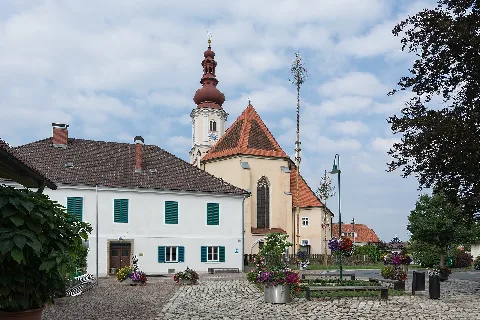 Fernitz Kirche Pfarrhof Maibaum