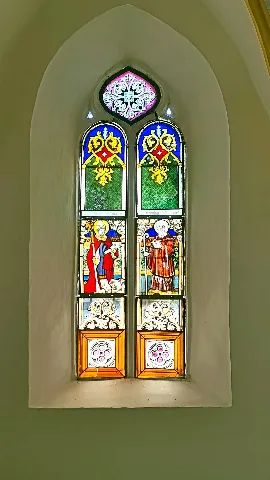Filialkirche St. Valentin (Bergham, Otterfing): neugotisches Glasfenster (hl. Leonhard und ornamentales Rahmenwerk) mit einem eingefügten mittelalterlichen Teil und Stifterinschrift (hl. Valentin, um 1515/23) Susanne Fischer: Die Münchner Schule der Glasmalerei. Studien zu den Glasgemälden des späten 15. und frühen 16. Jahrhunderts im Münchner Raum (= Arbeitshefte des Bayerischen Landesamts für Denkmalpflege. Band 90). München 1997, ISBN 3-87490-652-3, S. 57–58. Ernst Götz u. a. (Bearbeiter): Bayern IV: München und Oberbayern (= Georg Dehio [Begründer], Dehio-Vereinigung [Hrsg.]: Handbuch der Deutschen Kunstdenkmäler). 3. Auflage. Deutscher Kunstverlag, München/Berlin 2006, ISBN 978-3-422-03115-9, S. 133.