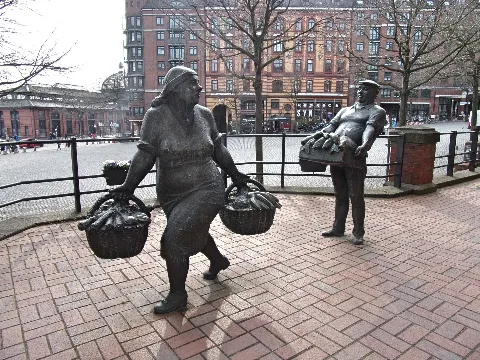 Skulpturenpaar Fischhändler und Marktfrau von Gerhard Brandes direkt am Fischmarkt in Hamburg-Altona-Altstadt. 1992 im Auftrag vom Altonaer Bau- und Sparverein auf der Promenade der dortigen Wohnanlage aufgestellt.