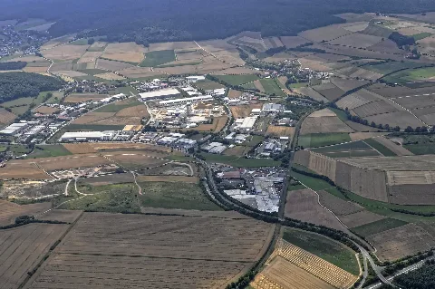 Bilder vom Flug Nordholz-Hammelburg 2015: Fulda, der Industriepark Fulda-West zwischen Rodges, Besges (links am Waldrand) und Malkes (rechts oben). Am Bildrand oben links Oberrode.