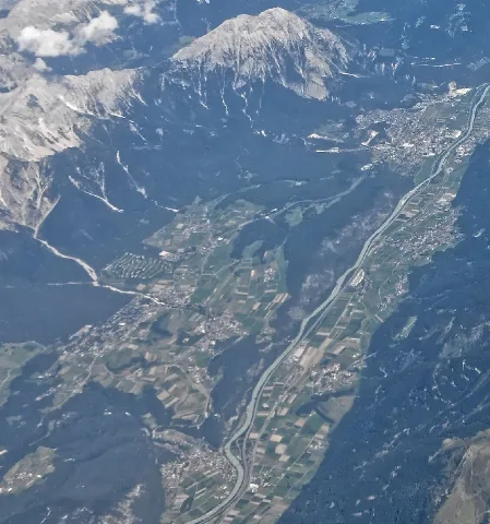 Bilder vom Flug -Rom-Düsseldorf-Hamburg 2013. Oberinntal flussaufwärts von Innsbruck mit Telfs, dem Mieminger Plateau unterhalb des Mieminger Gebirges mit den Gemeinden Mieming (Ortsteile Barwies-Obermieming, Untermieming), Wildermieming und am Inn gelegen: Mötz. Südlich des Inns die Orte Stams und Rietz (in Tirol). Südseite der Hohen Munde mit bewaldeten Höhenzügen am Inn (Sassberg). Dieses Foto entstand in Zusammenarbeit mit Stadtbesichtigungen.de Die Seiten Stadtbesichtigungen.de, der dazugehörige Reise Blog sowie die Facebookseite: Stadtbesichtigungen Rom dürfen dieses Bild für Ihre Veröffentlichungen ohne den Hinweis auf Wikipedia, Commons bzw der Lizenz verwenden. Die Verantwortlichen habe von mir (Ra Boe) die Originaldaten zur freien Verfügung übermittelt bekommen.