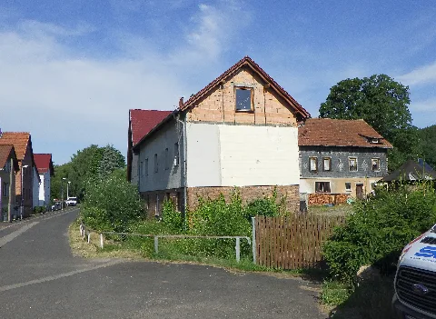 In Förtha befindet sich noch das Hauptgebäude der ehemaligen Untermühle. Auch der einstige Mühlgraben ist noch neben der Straße abschnittsweise sichtbar.