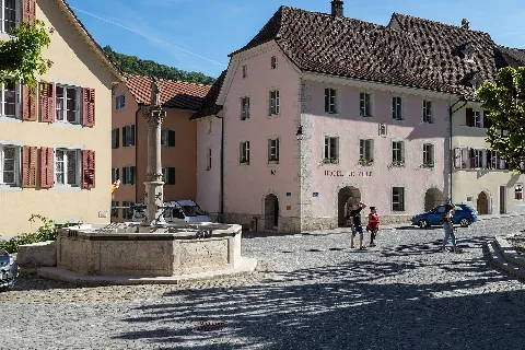 Fontaine Du Mai Et Hotel De Ville En Saint Ursanne