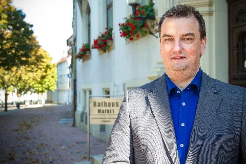 Frank Schiwek In Schönebeck Vor Dem Rathaus