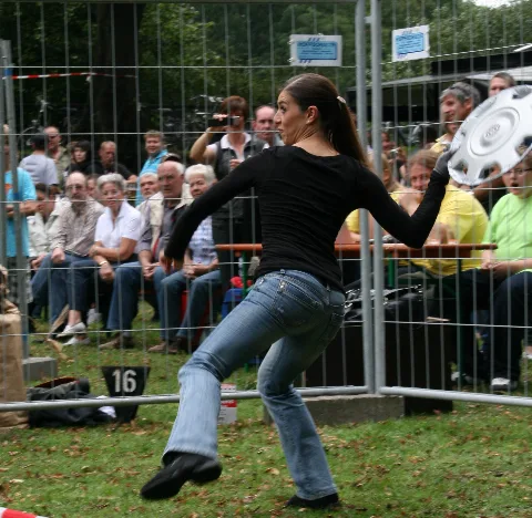Frau Beim Radkappenweitwurf