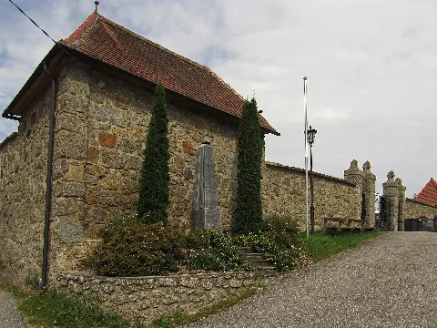 Friedhof Mit Kriegerdenkmal In Ysper