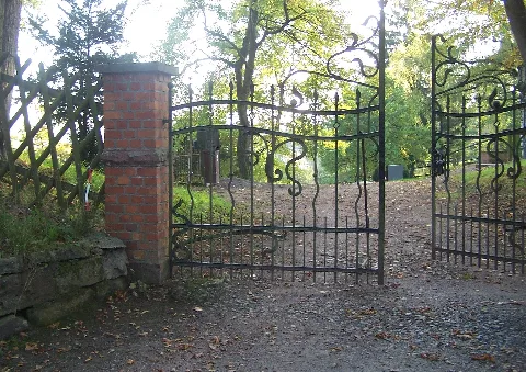 Bilderserie zu Orten im Wartburgkreis. Bildmotiv: Der Friedhof im Stadtteil Schweina der Kurstadt Bad Liebenstein.