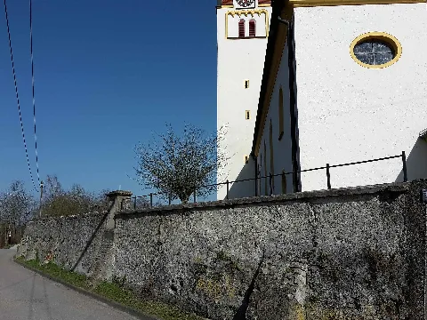 Friedhofsmauer 3