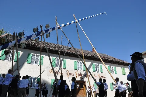 Gasthaus Schauer Maibaum Aufstellen